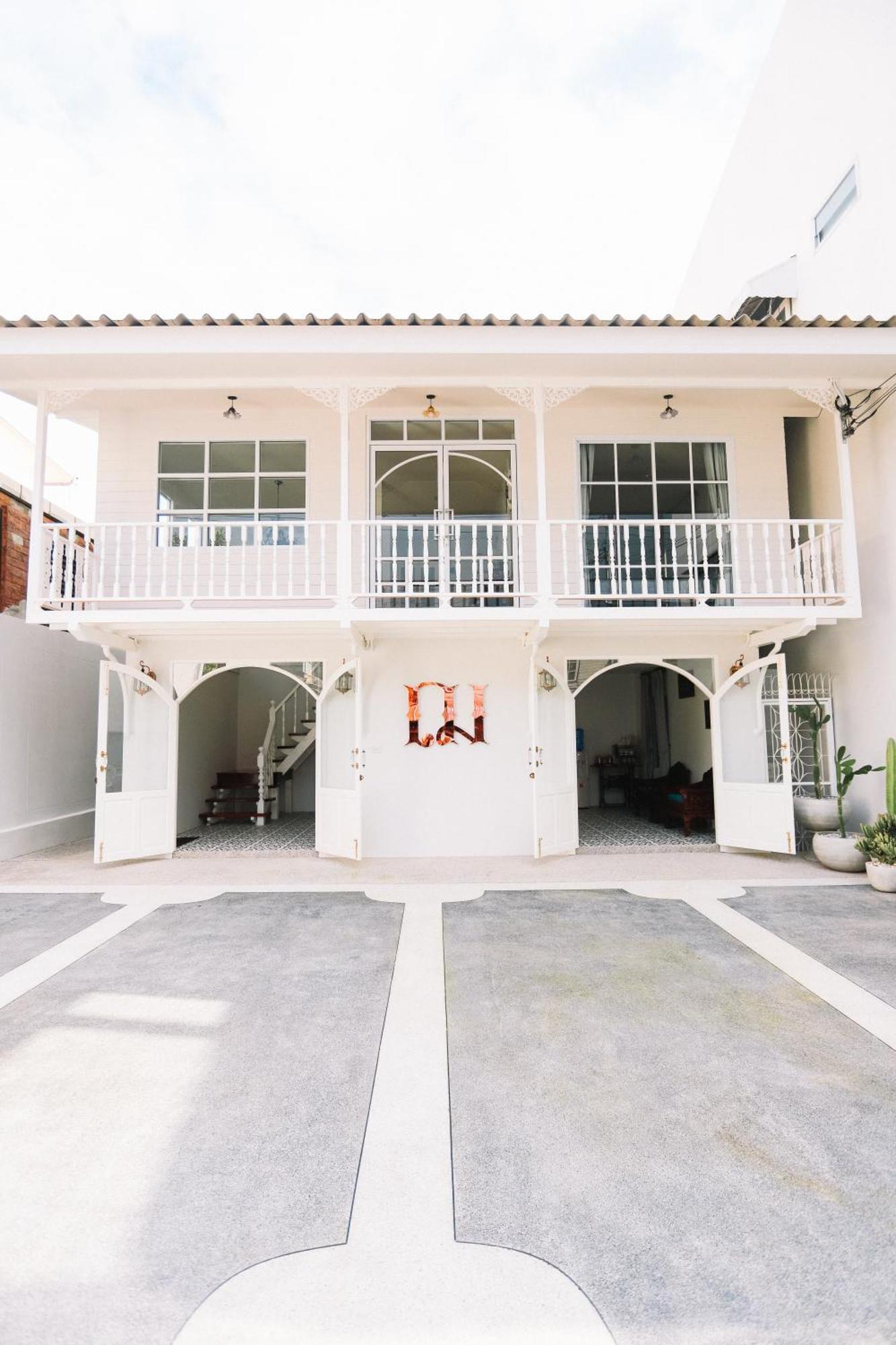 Chertel Poshtel Ban Chamun Exterior photo